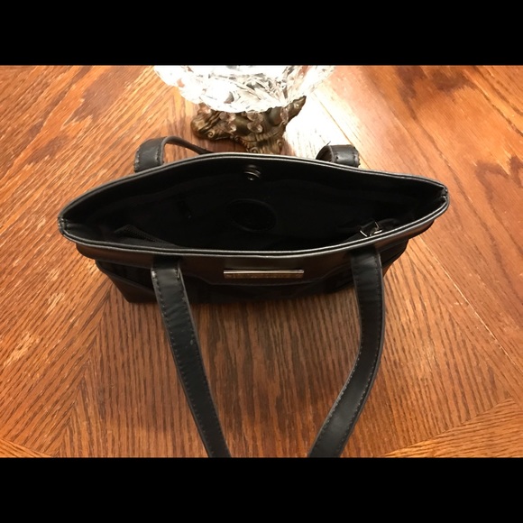 Nice Black Faux Leather Pattern Material Handbag! - Picture 9 of 11